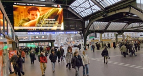 Le spot d’information Des jeunes pour les droits de l’Homme projeté dans la gare centrale·de Zurich (Suisse).
