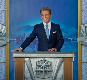 David Miscavige, Président du Conseil d’administration du Religious Technology Center, a inauguré le Pont du Pacifique idéal. Des milliers de scientologues se sont joints à M. Miscavige dans la L. Ron Hubbard Way pour célébrer cet évènement historique.