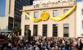 Des responsables locaux et nationaux ont parlé devant mille personnes lors de l’inauguration du nouveau centre d’amélioration de la vie du quartier de Braamfontein, à Johannesburg.