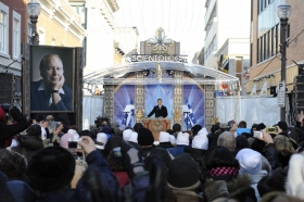 Quinze cents scientologues et alliés du Canada et des États-Unis se sont rassemblés devant le 665 rue Saint-Joseph, au cœur du quartier Nouveau Saint-Roch dans la Basse-Ville de Québec pour inaugurer cette nouvelle Église.
