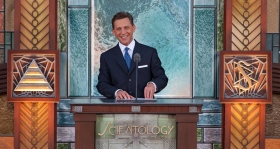 David Miscavige, chef ecclésiastique de la religion de Scientologie et Président du conseil d’administration du Religious Technology Center, a présidé l’inauguration de la nouvelle Église de Scientologie de Pasadena.