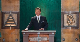 David Miscavige, chef ecclésiastique de la religion de Scientologie et Président du conseil d’administration du Religious Technology Center, a présidé l’inauguration de la nouvelle Église de Scientologie dans l’État de Washington.