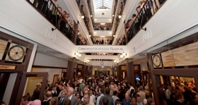 Après l’inauguration, des milliers de scientologues et invités ont visité l’Église et sa spectaculaire galerie vitrée haute de 3 étages.