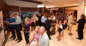 Après la cérémonie d’ouverture, des milliers de personnes ont visité le centre d’information public de la nouvelle Église de Scientologie de Pasadena.