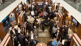 Dans le centre d’information public de la nouvelle organisation idéale, des milliers de personnes en apprennent davantage sur les croyances et les pratiques de la religion de Scientologie, la vie de son fondateur L. Ron Hubbard, et les programmes d’amélioration sociale et de sensibilisation soutenus par la Scientologie.