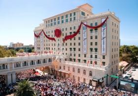 Cette journée était à plus forte raison historique, étant donné que le Président du Religious Technology Center, David Miscavige, donnait le discours d’inauguration, marquant ainsi une nouvelle ère pour le «&nbsp;joyau de Clearwater&nbsp;».