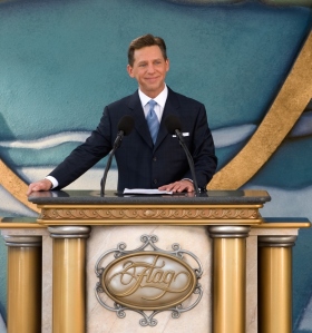 « Le résultat final est le même depuis les 80 dernières années, et plus : ce Fort Harrison est et restera toujours un point de repère et d’accueil pour l’ensemble de Clearwater », a déclaré David Miscavige, chef ecclésiastique de la religion de Scientologie, avant d’inaugurer ce bâtiment restauré remarquable.