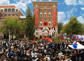 Le 31 octobre 2009, trois mille scientologues et visiteurs ont assisté à l’inauguration de la nouvelle Église fondatrice. Cet édifice historique a été l’un des premiers bâtiments de Washington à être complètement restauré.