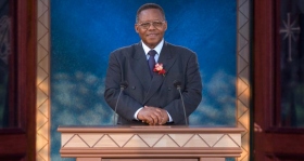 « Je pense qu’il est tout à fait approprié que je remercie l’Église de Scientologie, en particulier la Commission des Citoyens pour les Droits de l’Homme, pour avoir dénoncé les pratiques les plus affreuses de l’Apartheid dans le domaine du traitement mental des gens », a dit le Dr Ben Ngubane, ministre des Arts, de la Culture, des Sciences et de la Technologie.