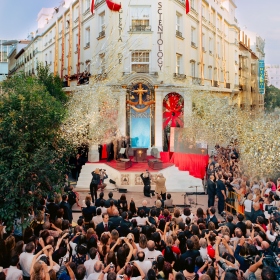 L’inauguration de l’Église, située dans le quartier madrilène des lettres, a signifié une nouvelle ère de liberté religieuse en Espagne, et des hommes de loi ainsi que des leaders en matière de religion et des droits de l’Homme ont proclamé que la Scientologie représentait un espoir pour leur pays.