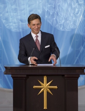 David Miscavige, chef ecclésiastique de la religion de Scientologie, a inauguré l’Église nationale de Scientologie d’Espagne en accueillant les milliers de personnes présentes dans leur nouvelle Église.