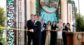 David Miscavige a conduit la cérémonie d’inauguration, accompagné de cadres de l’Église et d’invités spéciaux, et a ouvert officiellement les portes de l’Église de Scientologie et Celebrity Centre de Nashville.