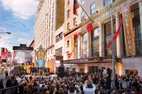 Immédiatement après l’inauguration de l’Église de Scientologie de New York, les visiteurs sont entrés pour regarder la nouvelle Église de New York.