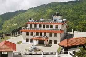 Ce centre de réhabilitation, qui s’élève sur 3 étages et dispose d’une centaine de lits, se trouve au sommet du Pic Hubbard, sommet dédié au philanthrope L. Ron Hubbard qui a élaboré la technologie de réhabilitation du toxicomane utilisée dans le programme Narconon.