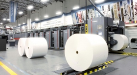 La presse rotative de 121 tonnes utilise des rouleaux de papier de 16 kilomètres de long et peut imprimer 55 000 pages par heure, en plus d’une dizaine de langues.